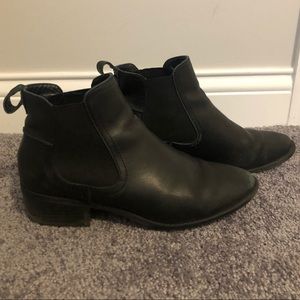 STEVE MADDEN | Black Leather Dicey Bootie 9.5